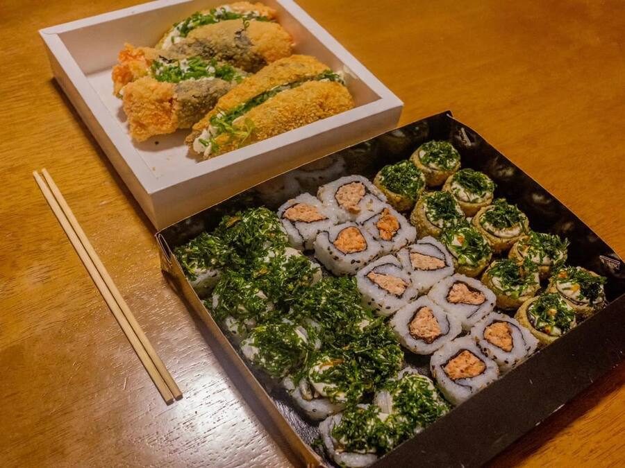 30 sushis + 3 temaki hot